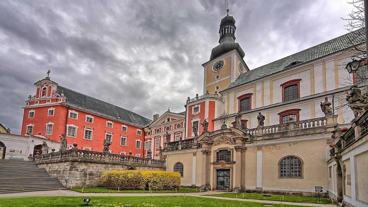 Restaurace A Penzion U Pešíků Červený Kostelec Bagian luar foto